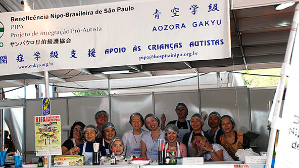 Funcionários da Mitsubishi Brasil participaram no Festival do Japão em São Paulo como PIPA voluntários - 2013